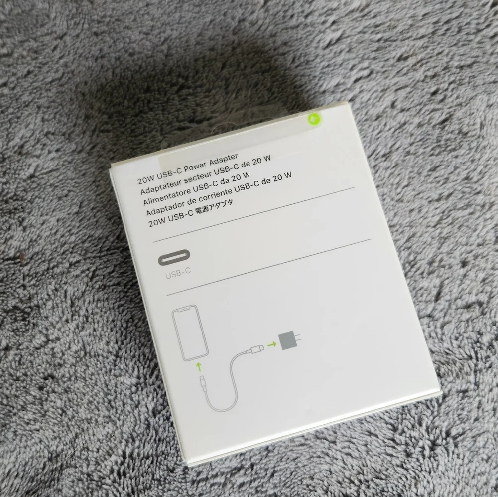 Apple 20W USB-C Charger in White NWT
